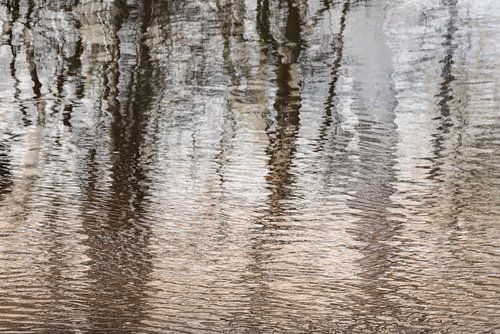 Abstraktes Kunstwerk mit Bäumen in Erdtönen