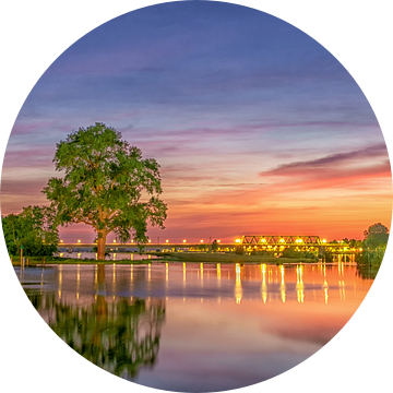  Deventer Skyline Spoorbrug in de avond en hoogwater