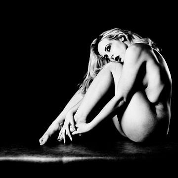 Schöne nackte Frau in Schwarz-Weiß und Licht mit harten Kontrasten fotografiert #1255 von william langeveld
