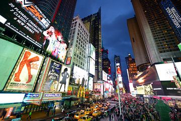 Times Square in New York in de avond van Merijn van der Vliet