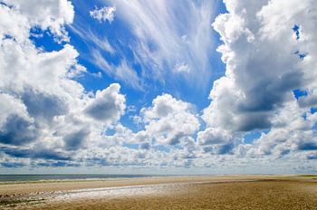 Plage avec des nuages