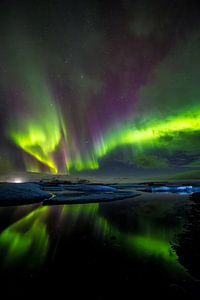 IJsbergen en noorderlicht: Jökulsárlón (IJsland) van Prachtt