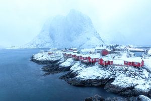 Die roten Hütten von Hamnøy im Schnee