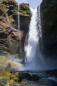 Kvernufoss waterval in IJsland van Tim Vlielander