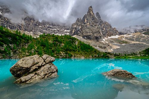 Lago di Sorapis in de Dolomieten tijdens een bewolkte lentedag