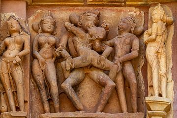 De tempelreliëfs van Khajuraho in Madhya Pradesh India van Roland Brack