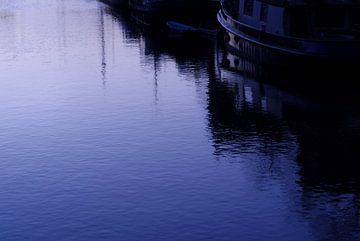 gracht in blauw avondlicht van Sagolik Photography