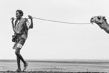 Man met zijn kameel onderweg naar een zoutmeer in Ethiopië van Photolovers reisfotografie
