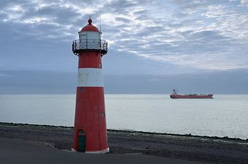 De vuurtoren van Westkapelle op het blauwe uur - Mooi Zeeland van Rolf Schnepp