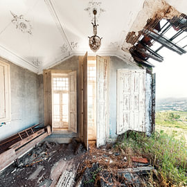 Verlassene Villa mit Stuck und offenem Dach von Times of Impermanence