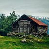 Oude schuur in de buurt van Aurland, Noorwegen van Lars van 't Hoog
