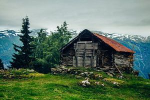 Oude schuur in de buurt van Aurland, Noorwegen van Lars van 't Hoog