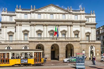 MILAN Teatro alla Scala avec le tramway sur Melanie Viola