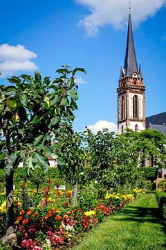 Prachtig uitzicht op de katholieke kerk St. Elisabeth genomen in de bloeiende Prinz-Georgs-Garten, Darmstadt van pixxelmixx