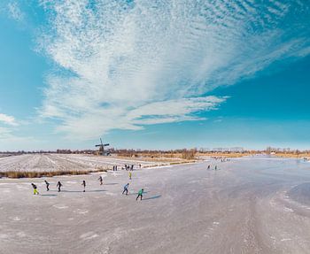 Schaatsers op de bevroren Gouw, molens Het Prinsenhof, Westzaan, Noord-Holland