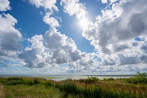Mer des Wadden au refuge d'observation des oiseaux Sphère de l'homme mort avec Sunbeams Vlieland