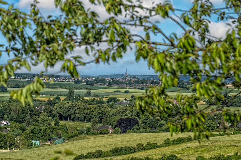 Doorkijkje op Vijlen in Zuid-Limburg van John Kreukniet