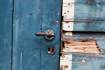 Weathered lock on wooden blue facade by Blond Beeld