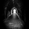 Suivez la lumière au bout du tunnel | Pays-Bas | Photo noir et blanc I Photographie de rue sur Diana van Neck Photography