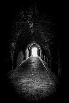 Volg het licht aan het eind van de Tunnel | Nederland | Zwart-wit foto I Straatfotografie van Diana van Neck Photography