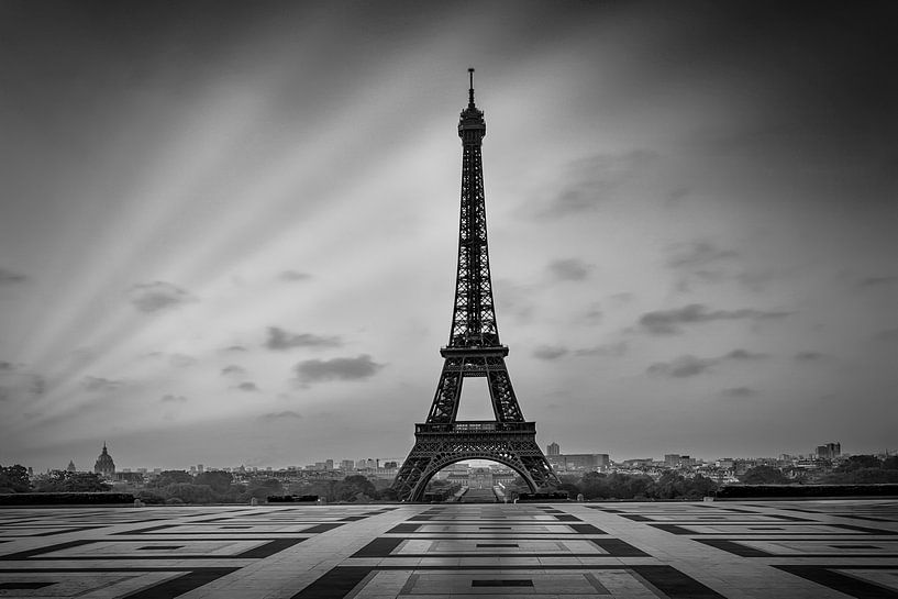 Eiffeltoren bij zonsopgang | zwart-wit van Melanie Viola