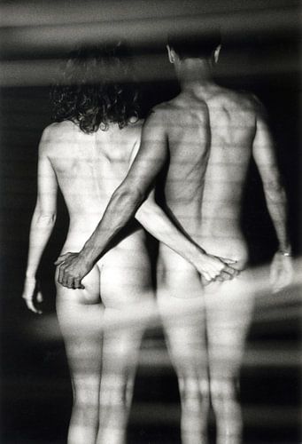 Zwartwit naakt stel intiem achter luxaflex