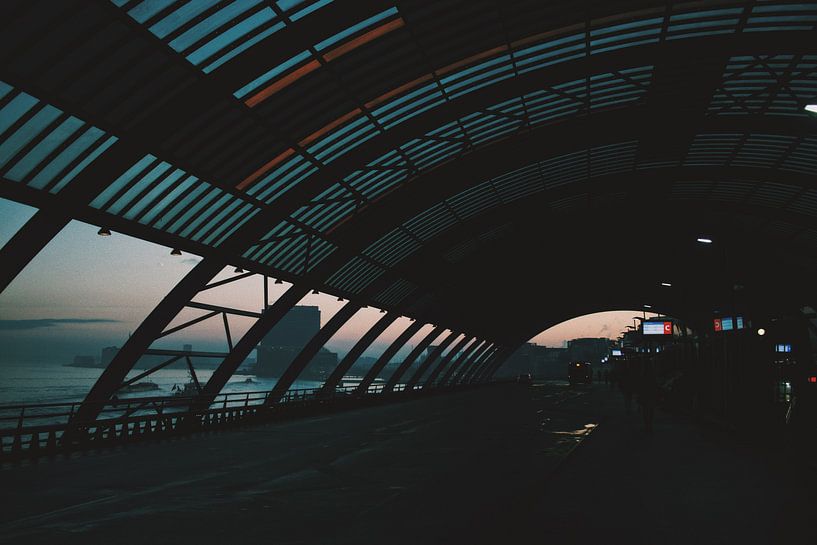 Amsterdam Centraal (Bus) Station bij zonsopgang par Lars van 't Hoog