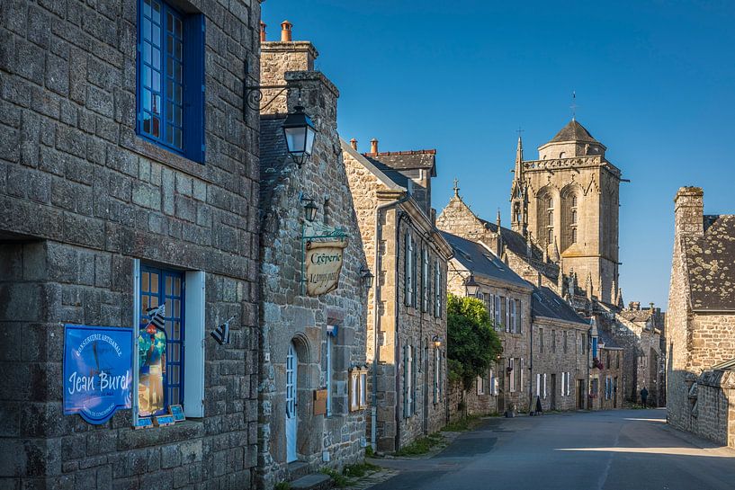 Historische granieten stenen huizen en de Saint-Ronan kerk in Locronan, Bretagne van Christian Müringer
