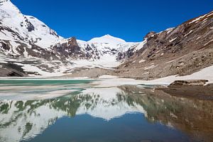 Der Johannisberg spiegelt sich im Sandersee
