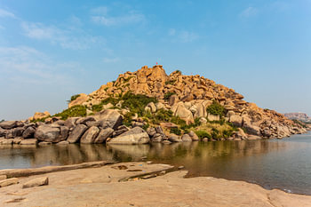 Hügel aus großen Felsen entlang des Chakrairtha-Sees in Hampi, Karnataka, Südindien, Asien