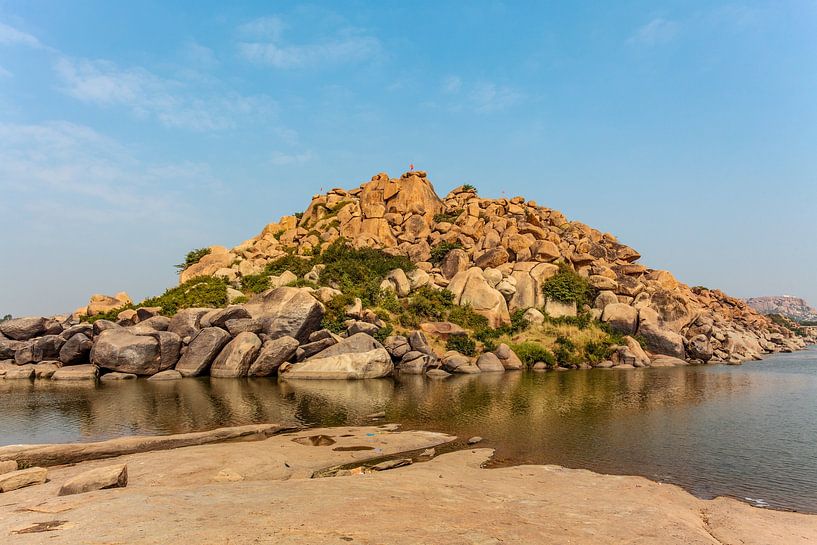 Hügel aus großen Felsen entlang des Chakrairtha-Sees in Hampi, Karnataka, Südindien, Asien von WorldWidePhotoWeb