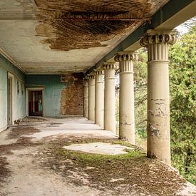 Verfallener Balkon eines ehemals prächtigen Gebäudes - Georgien von Gentleman of Decay