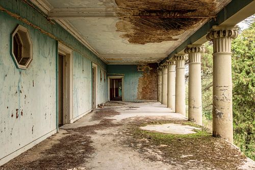 Verfallener Balkon eines ehemals prächtigen Gebäudes - Georgien von Gentleman of Decay