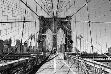 Op Brooklyn Bridge in New York (zwart-wit) van Mark De Rooij