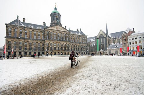 Besneeuwd Amsterdam met het koninklijk paleis op de Dam in de winter