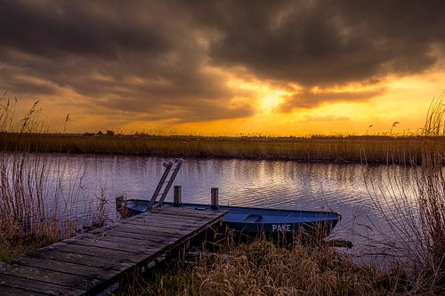 Bootje in de ringvaart bij zonsondergang van peterheinspictures