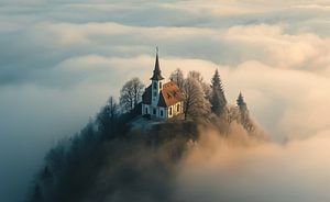Kapelle in mystischer Herbstlandschaft
