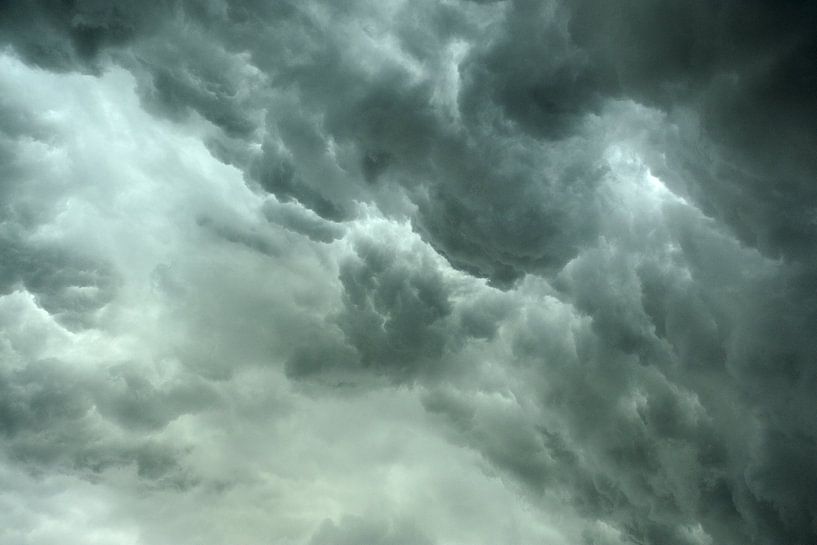 Threatening thunderstorm sky by Merijn van der Vliet