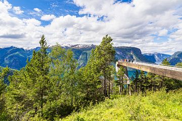 Uitzicht op het uitkijkplatform Stegastein aan de Aurlandsfjord in van Rico Ködder