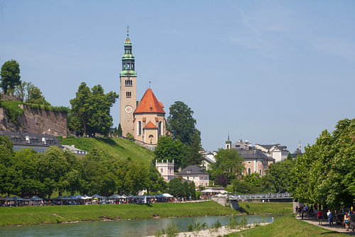 De parochiekerk van Mülln aan de rivier de Salzach, stad Salzburg, Salzburg, S