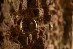 Kristallkugel in der Wand von Betty Heideman Fotografie
