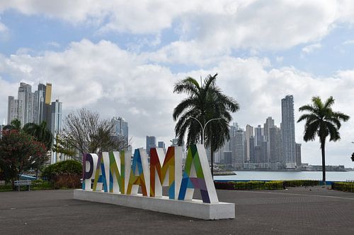 De naam van de stad in het park