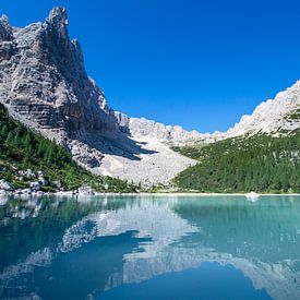 Lac de montagne dans les Dolomites sur Willem Hoogsteen