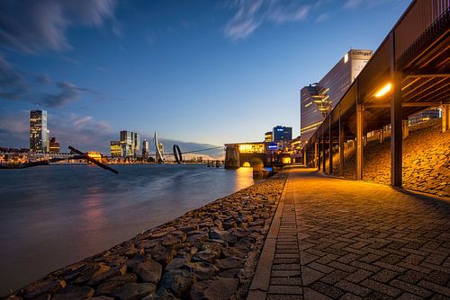 Avondfoto Skyline Rotterdam (2015) by Mark De Rooij