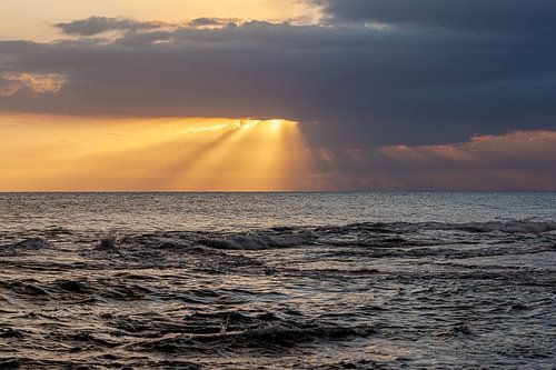 Zonsondergang boven de Atlantische oceaan in Jamaica