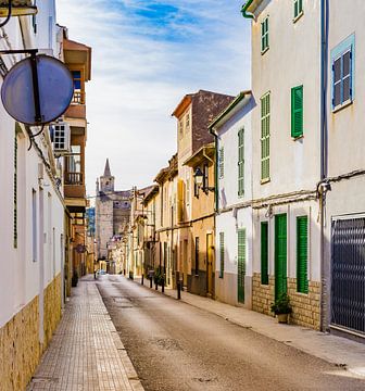 Mallorca Spanje, straat in de oude stad van Felanitx van Alex Winter