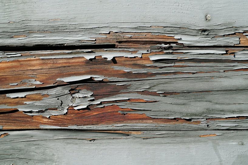 abblätternde alte Farbe auf einer Holzwand von Heiko Kueverling