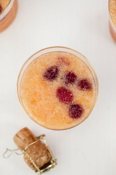 Cocktail met prosecco en framboos von Nina van der Kleij