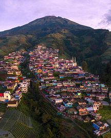 Village de montagne coloré au Népal, Java, Indonésie sur Ewold Kooistra