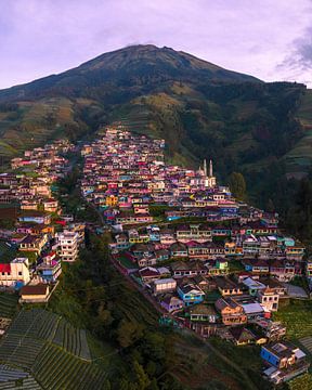 Das farbenfrohe Bergdorf Nepal auf Java, Indonesien von Ewold Kooistra